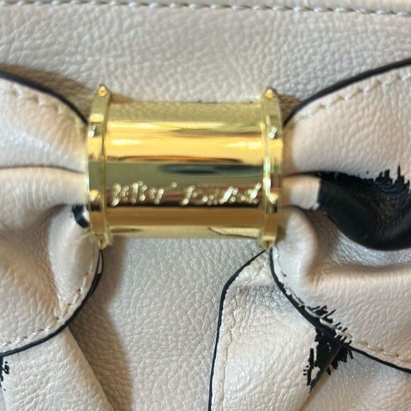 Betsy Johnson beige black polkadot bow wristlet clutch - Picture 2 of 6
